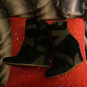 Ugg Black Suede Leather Studs Logo Sheepskin Platform Boots Excellent Condition